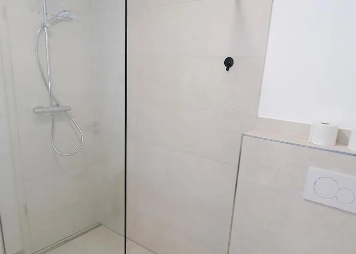 Neubau Im Loft-stil Mit Grosser Terrasse アパート レラハ